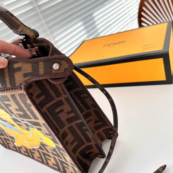 【FENDI  公式旗艦店】フェンディ 斜めがけバッグ 当日出荷 好評に付き再入荷！26.5*21.5CM