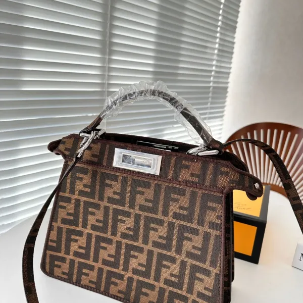 【FENDI  公式旗艦店】フェンディ 斜めがけバッグ 当日出荷 好評に付き再入荷！26.5*21.5CM