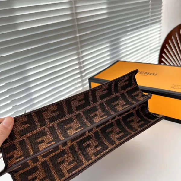 【FENDI  公式旗艦店】フェンディ 斜めがけバッグ 当日出荷 好評に付き再入荷！26.5*21.5CM