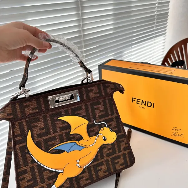 【FENDI  公式旗艦店】フェンディ 斜めがけバッグ 当日出荷 好評に付き再入荷！26.5*21.5CM