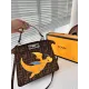 【FENDI  公式旗艦店】フェンディ 斜めがけバッグ 当日出荷 好評に付き再入荷！26.5*21.5CM