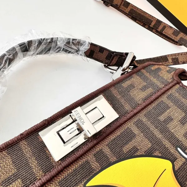 【FENDI  公式旗艦店】フェンディ 斜めがけバッグ 当日出荷 好評に付き再入荷！26.5*21.5CM