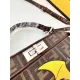 【FENDI  公式旗艦店】フェンディ 斜めがけバッグ 当日出荷 好評に付き再入荷！26.5*21.5CM