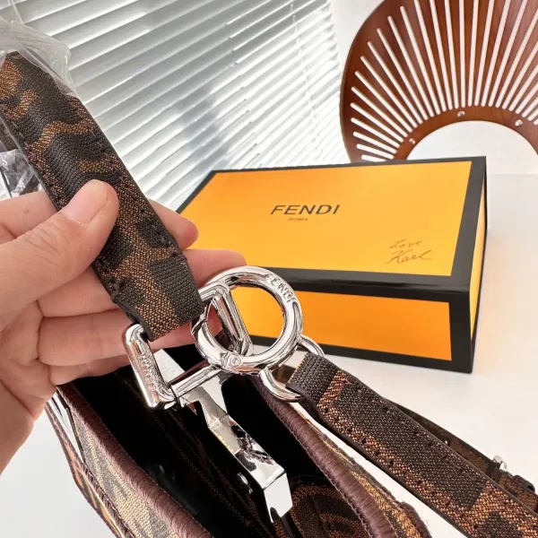【FENDI  公式旗艦店】フェンディ 斜めがけバッグ 当日出荷 好評に付き再入荷！26.5*21.5CM