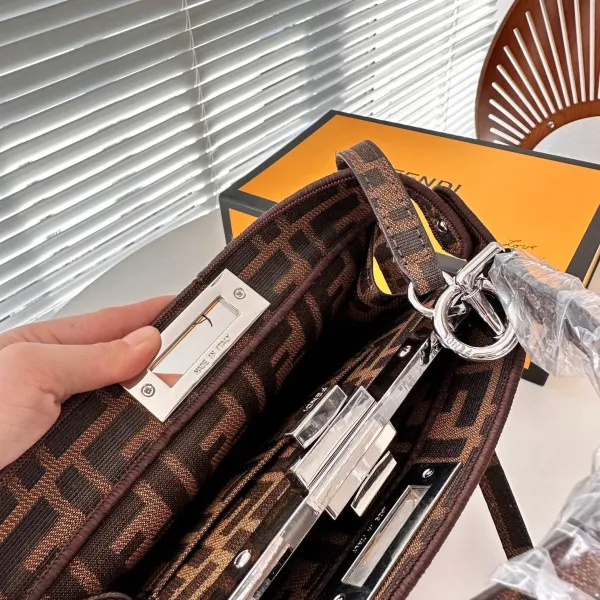 【FENDI  公式旗艦店】フェンディ 斜めがけバッグ 当日出荷 好評に付き再入荷！26.5*21.5CM