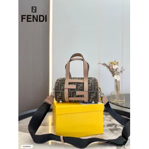 【FENDI  公式旗艦店】フェンディ  ショルダーバッグ  当日出荷 好評に付き再入荷！21*12CM