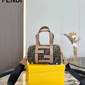 【FENDI  公式旗艦店】フェンディ  ショルダーバッグ  当日出荷 好評に付き再入荷！21*12CM
