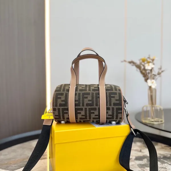 【FENDI  公式旗艦店】フェンディ  ショルダーバッグ  当日出荷 好評に付き再入荷！21*12CM
