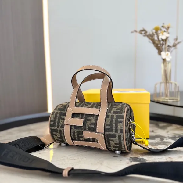 【FENDI  公式旗艦店】フェンディ  ショルダーバッグ  当日出荷 好評に付き再入荷！21*12CM