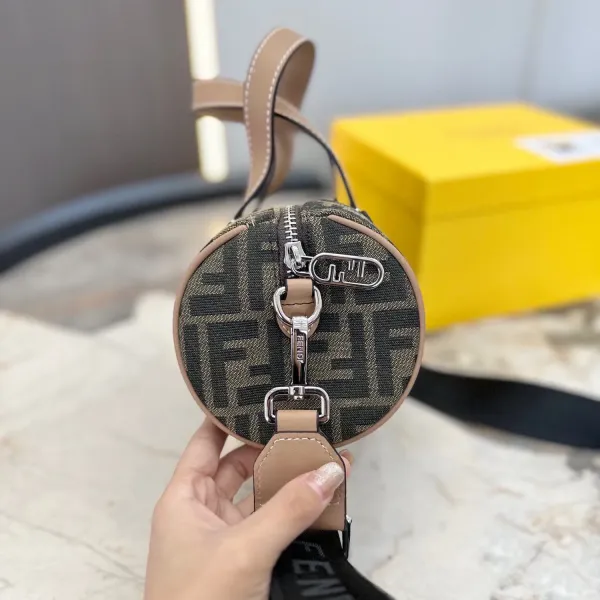 【FENDI  公式旗艦店】フェンディ  ショルダーバッグ  当日出荷 好評に付き再入荷！21*12CM