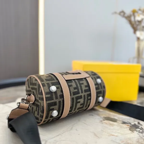 【FENDI  公式旗艦店】フェンディ  ショルダーバッグ  当日出荷 好評に付き再入荷！21*12CM