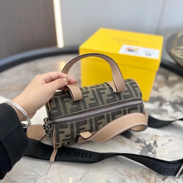 【FENDI  公式旗艦店】フェンディ  ショルダーバッグ  当日出荷 好評に付き再入荷！21*12CM