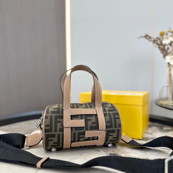【FENDI  公式旗艦店】フェンディ  ショルダーバッグ  当日出荷 好評に付き再入荷！21*12CM