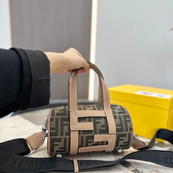 【FENDI  公式旗艦店】フェンディ  ショルダーバッグ  当日出荷 好評に付き再入荷！21*12CM