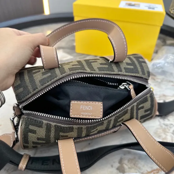 【FENDI  公式旗艦店】フェンディ  ショルダーバッグ  当日出荷 好評に付き再入荷！21*12CM