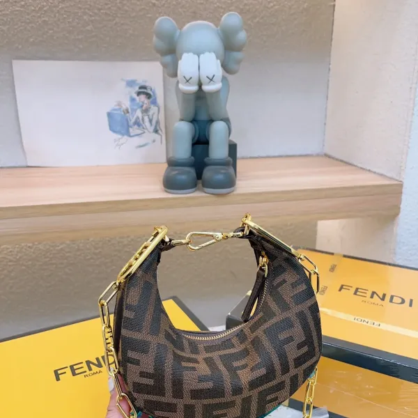【FENDI 公式 旗艦店】 フェンディ  ショルダーバッグ  当日出荷 好評に付き再入荷！19*10CM