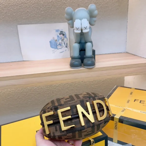 【FENDI 公式 旗艦店】 フェンディ  ショルダーバッグ  当日出荷 好評に付き再入荷！19*10CM