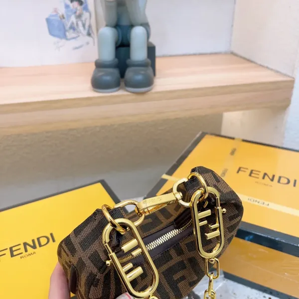 【FENDI 公式 旗艦店】 フェンディ  ショルダーバッグ  当日出荷 好評に付き再入荷！19*10CM