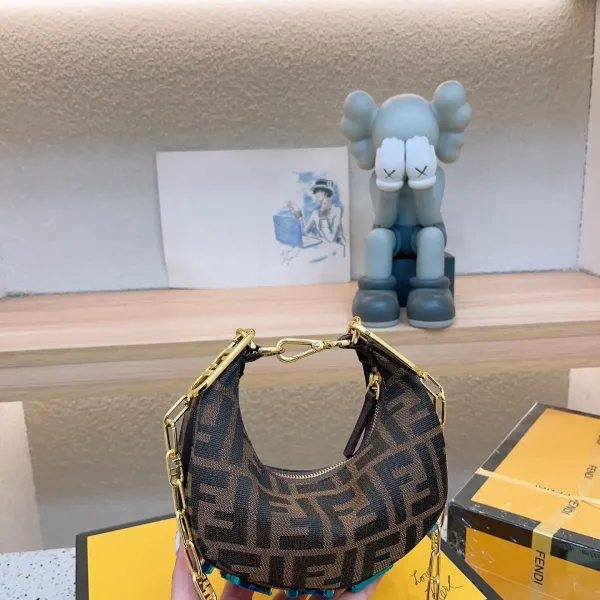 【FENDI 公式 旗艦店】 フェンディ  ショルダーバッグ  当日出荷 好評に付き再入荷！19*10CM