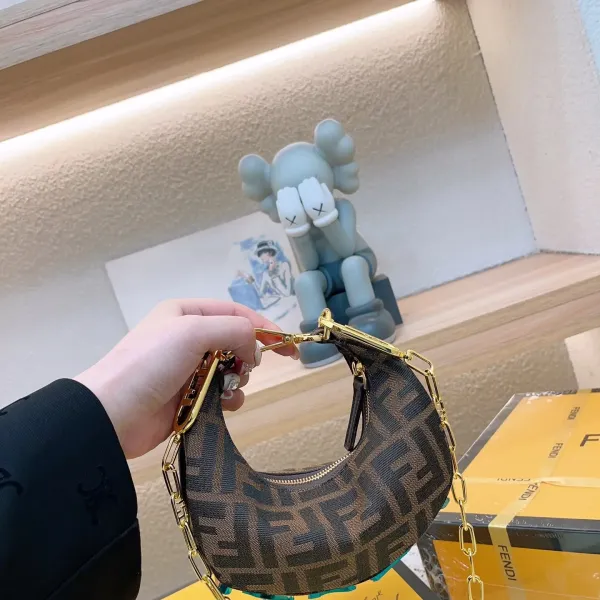 【FENDI 公式 旗艦店】 フェンディ  ショルダーバッグ  当日出荷 好評に付き再入荷！19*10CM