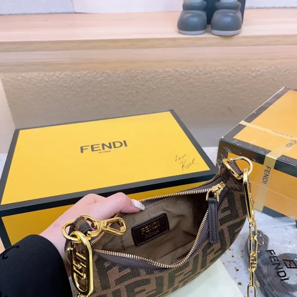 【FENDI 公式 旗艦店】 フェンディ  ショルダーバッグ  当日出荷 好評に付き再入荷！19*10CM