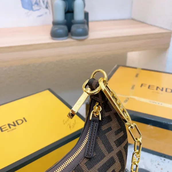 【FENDI 公式 旗艦店】 フェンディ  ショルダーバッグ  当日出荷 好評に付き再入荷！19*10CM
