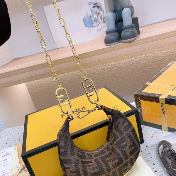 【FENDI 公式 旗艦店】 フェンディ  ショルダーバッグ  当日出荷 好評に付き再入荷！19*10CM