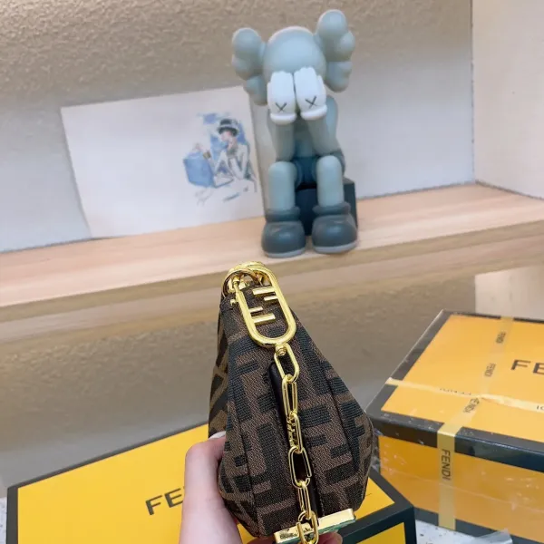 【FENDI 公式 旗艦店】 フェンディ  ショルダーバッグ  当日出荷 好評に付き再入荷！19*10CM