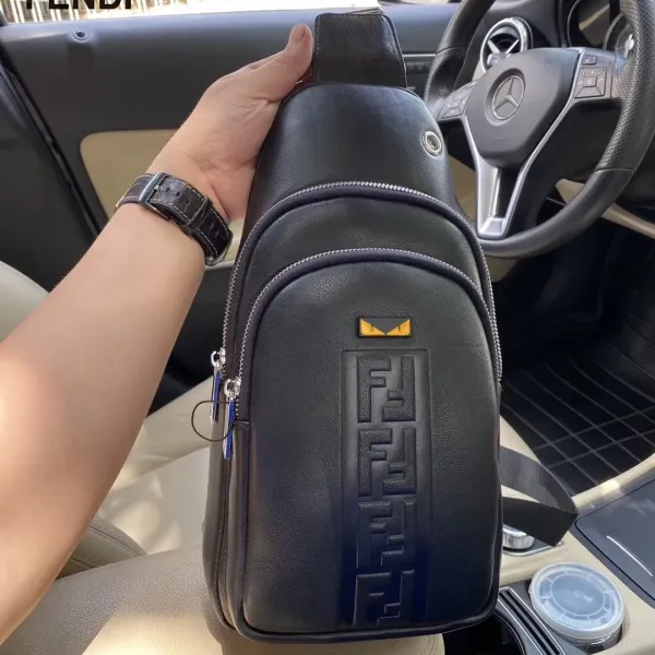 【FENDI  公式旗艦店】フェンディ  胸ポケット 当日出荷 好評に付き再入荷！18*28*6CM