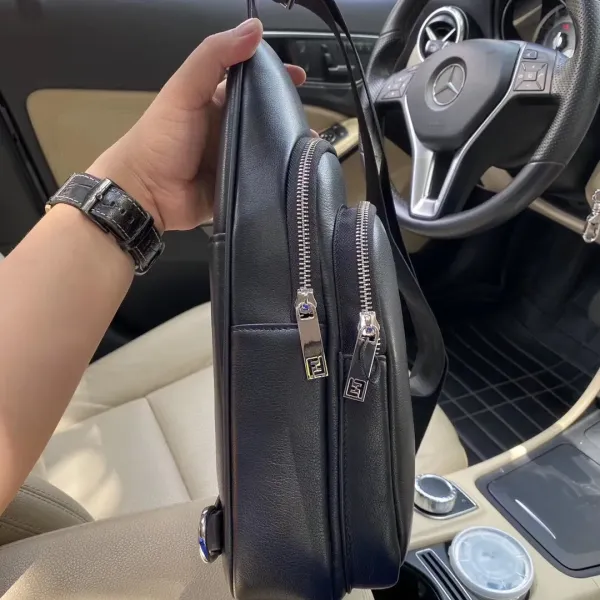 【FENDI  公式旗艦店】フェンディ  胸ポケット 当日出荷 好評に付き再入荷！18*28*6CM