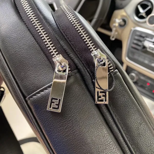 【FENDI  公式旗艦店】フェンディ  胸ポケット 当日出荷 好評に付き再入荷！18*28*6CM