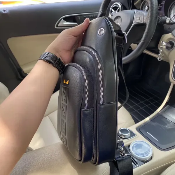 【FENDI  公式旗艦店】フェンディ  胸ポケット 当日出荷 好評に付き再入荷！18*28*6CM