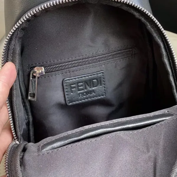 【FENDI  公式旗艦店】フェンディ  胸ポケット 当日出荷 好評に付き再入荷！18*28*6CM