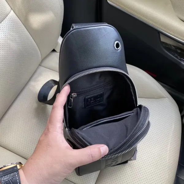 【FENDI  公式旗艦店】フェンディ  胸ポケット 当日出荷 好評に付き再入荷！18*28*6CM