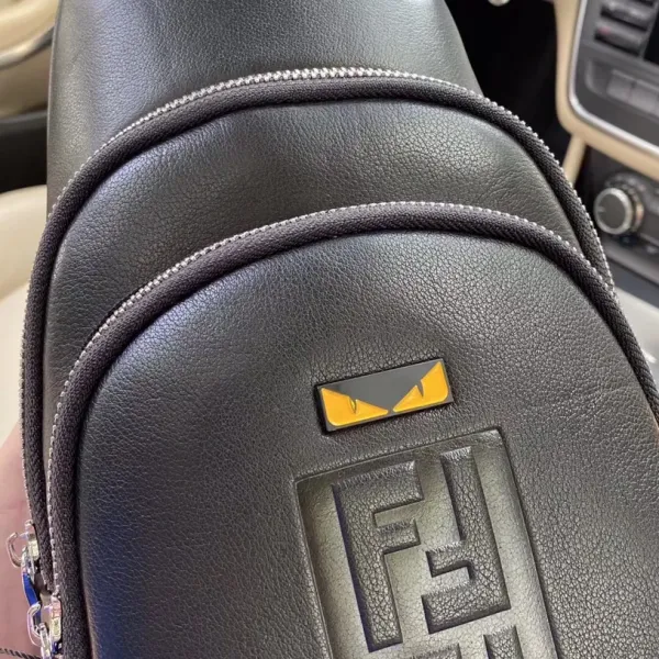 【FENDI  公式旗艦店】フェンディ  胸ポケット 当日出荷 好評に付き再入荷！18*28*6CM