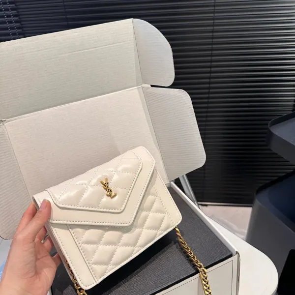 【YSL SAINT LAURENT 公式旗艦店】サンローラン   斜めがけバッグ 当日出荷 好評に付き再入荷！17*13.5CM  240722