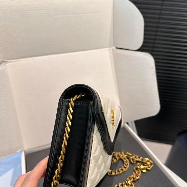 【YSL SAINT LAURENT 公式旗艦店】サンローラン   斜めがけバッグ 当日出荷 好評に付き再入荷！17*13.5CM  240722