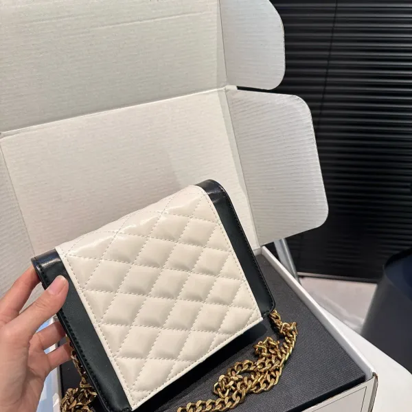 【YSL SAINT LAURENT 公式旗艦店】サンローラン   斜めがけバッグ 当日出荷 好評に付き再入荷！17*13.5CM  240722