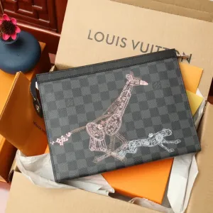 LV【LOUIS VUITTON  公式 旗艦店】 ルイヴィトン   クラッチバッグ 当日出荷 好評に付き再入荷！24*21*6CM  241101