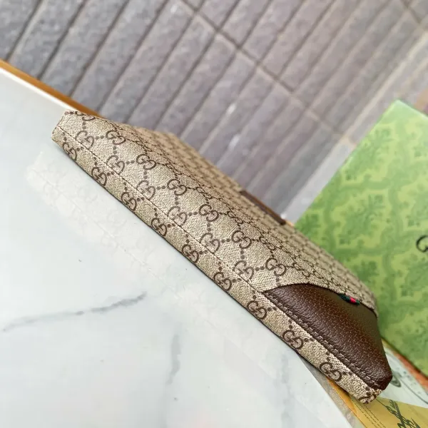 【GUCCI  公式 旗艦店】 グッチ   クラッチバッグ 当日出荷 好評に付き再入荷！28*18*2.5CM  241101