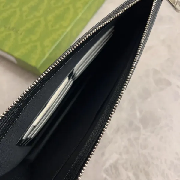 【GUCCI  公式 旗艦店】 グッチ   クラッチバッグ 当日出荷 好評に付き再入荷！22*28*3CM  241101