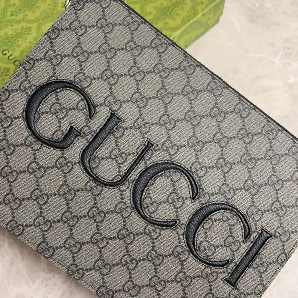 【GUCCI  公式 旗艦店】 グッチ   クラッチバッグ 当日出荷 好評に付き再入荷！22*28*3CM  241101