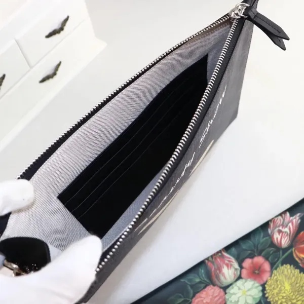 【GUCCI 公式 旗艦店】クッチ  クラッチバッグ 当日出荷 好評に付き再入荷！30.5*21*1.5CM