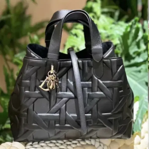 【オシャレで実用的】Dior  ディオール Toujours バッグ ミディアム M2821OBNT_M900   23 x 14 x 12 CM  240919