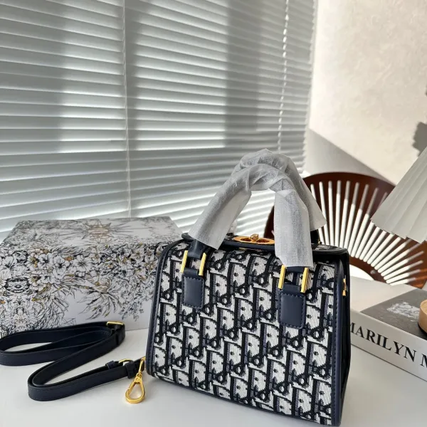 【DIOR  公式旗艦店】ディオール  ハンドバッグ 当日出荷 好評に付き再入荷！20*15CM