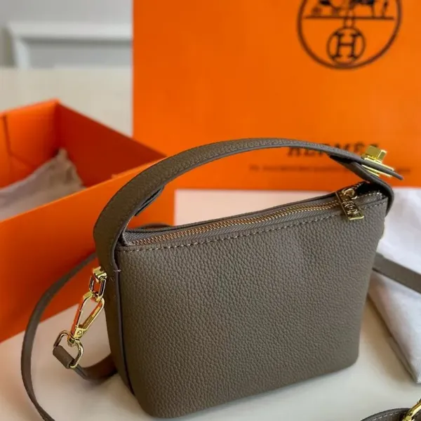 【Hermès 公式旗艦店】エルメス 斜めがけバッグ 当日出荷 好評に付き再入荷！17*12CM  240724