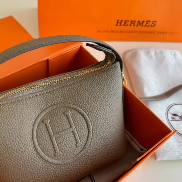 【Hermès 公式旗艦店】エルメス 斜めがけバッグ 当日出荷 好評に付き再入荷！17*12CM  240724