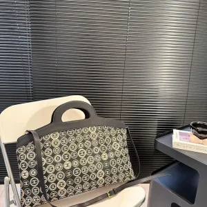 【CHANEL 公式旗艦店】シャネル 斜めがけバッグ 当日出荷 好評に付き再入荷！45*28CM  240723