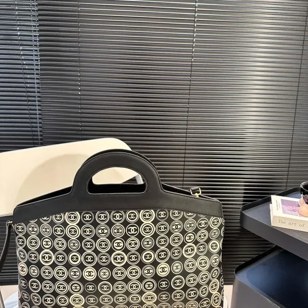 【CHANEL 公式旗艦店】シャネル 斜めがけバッグ 当日出荷 好評に付き再入荷！45*28CM  240723