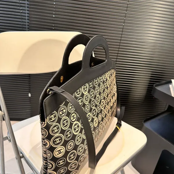 【CHANEL 公式旗艦店】シャネル 斜めがけバッグ 当日出荷 好評に付き再入荷！45*28CM  240723
